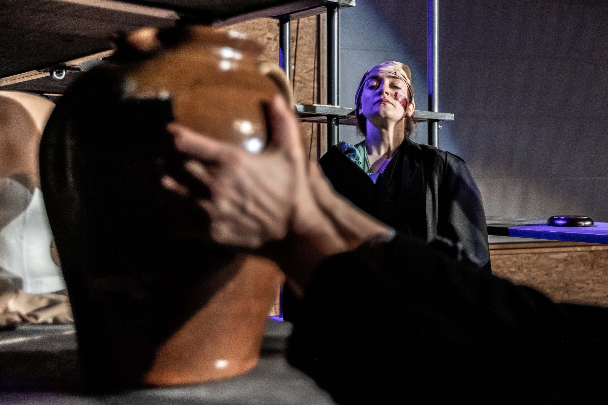 EVE UND DER ZERBROCHNE KRUG